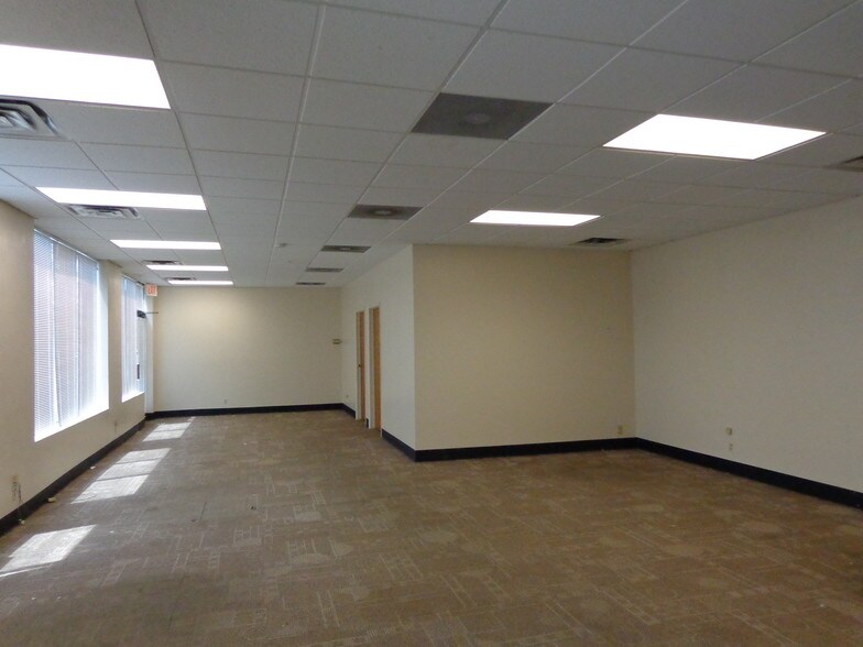 More Photos Of 1300-1338 Dodge Ave, Evanston Freestanding For Lease
