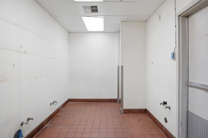 More Photos Of 1601-1617 Bellevue Rd, Atwater Restaurant For Lease