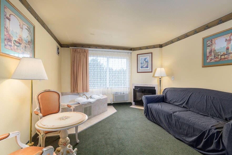 More Photos Of 550 SE Highway 101, Lincoln City Hotel For Sale