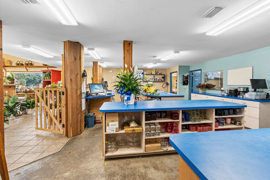 More Photos Of 1072 SE Lakeview Dr, Sebring Warehouse For Sale