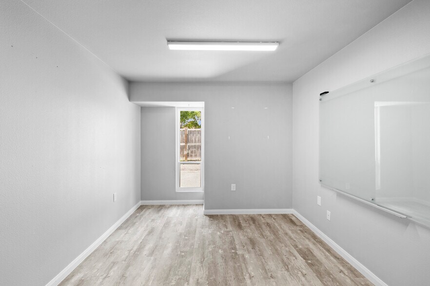 More Photos Of 26403 Oak Ridge Dr, Spring Flex For Lease