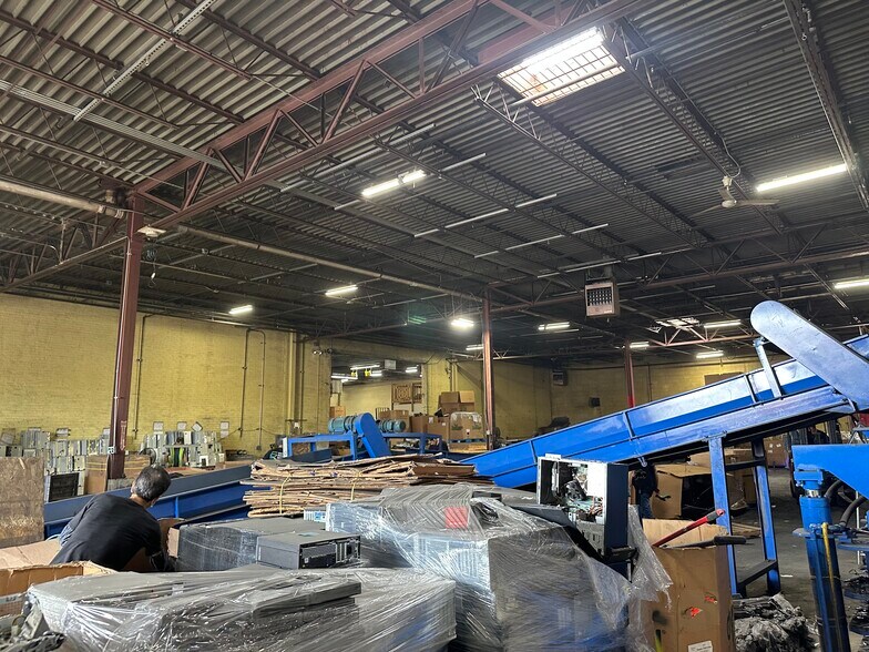 More Photos Of 510 W 172nd St, South Holland Manufacturing For Lease