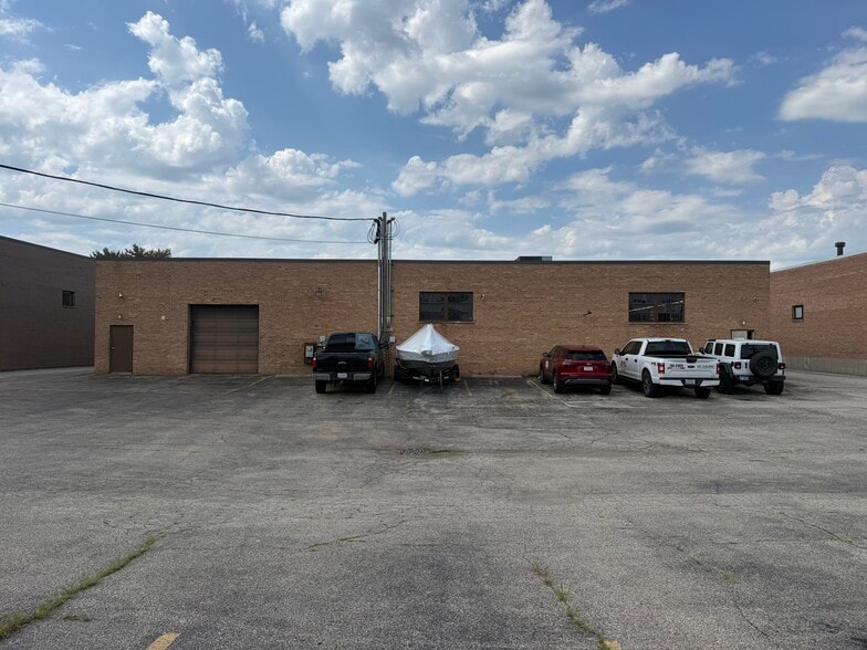 More Photos Of 135 Martin Ln, Elk Grove Village Warehouse For Sale