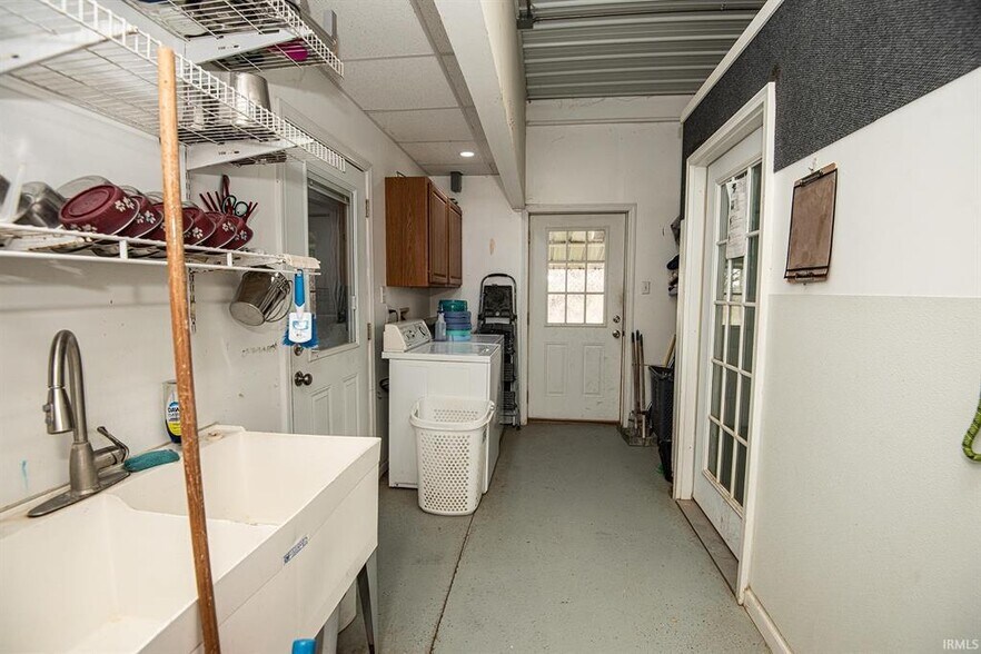 More Photos Of 433 S Hickory Corner Rd, Vincennes Veterinarian Kennel For Sale