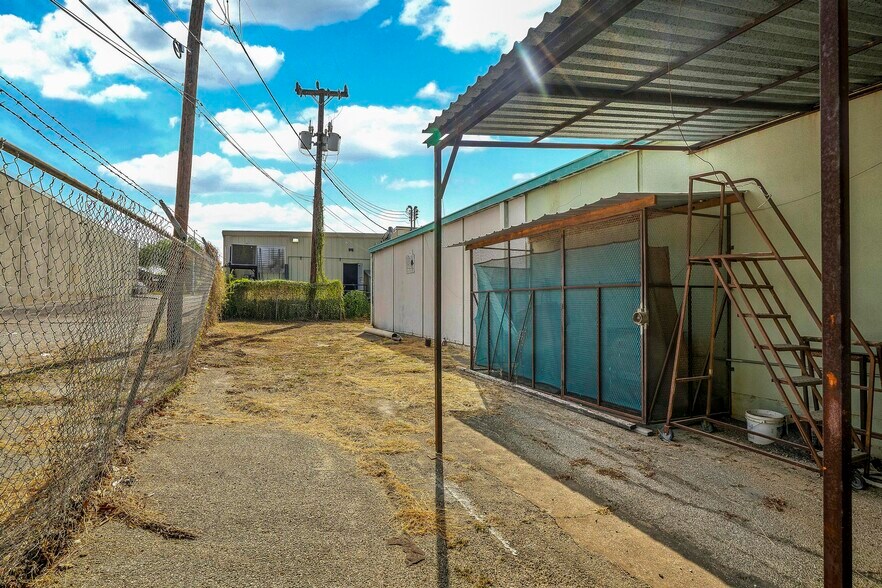 More Photos Of 11510 Nacogdoches rd, San Antonio Industrial For Sale