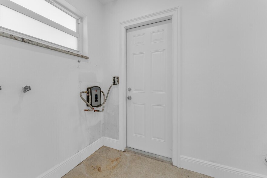 More Photos Of 5820 Sheridan St, Hollywood Office For Sale