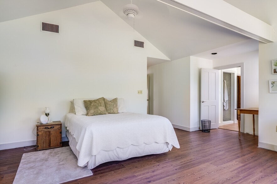 More Photos Of 3 Elm Hill Rd, Peterborough Freestanding For Sale