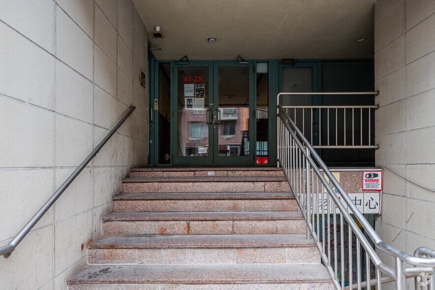 More Photos Of 4128 Haight St, Flushing Apartments For Lease