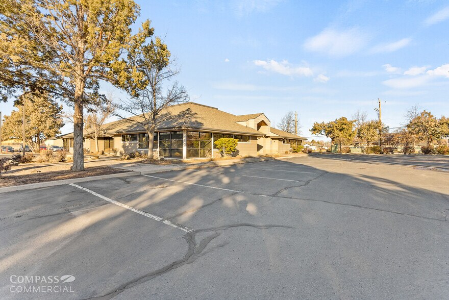 More Photos Of 2698 NE Courtney Dr, Bend Medical For Lease
