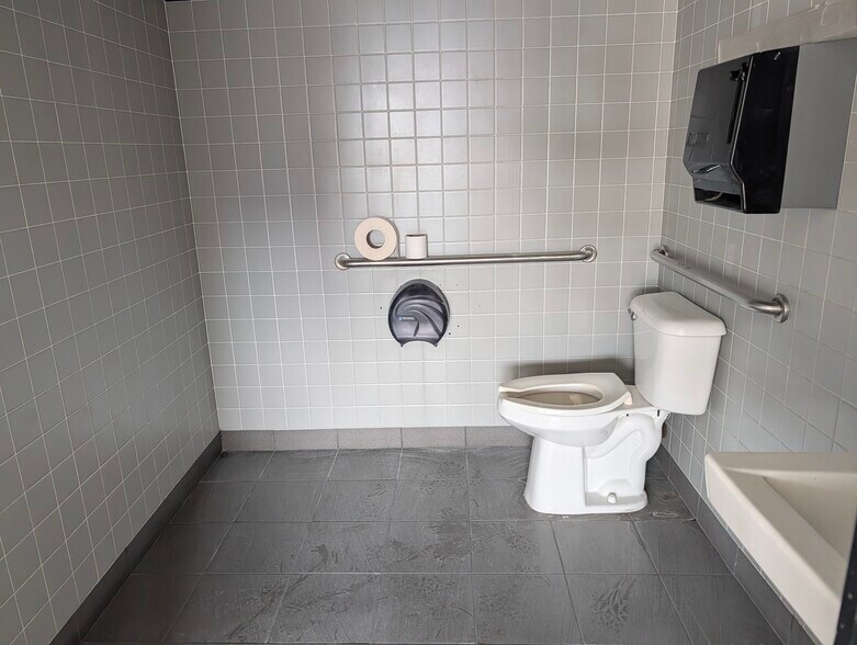 More Photos Of 1822 Todds Ln, Hampton Freestanding For Lease