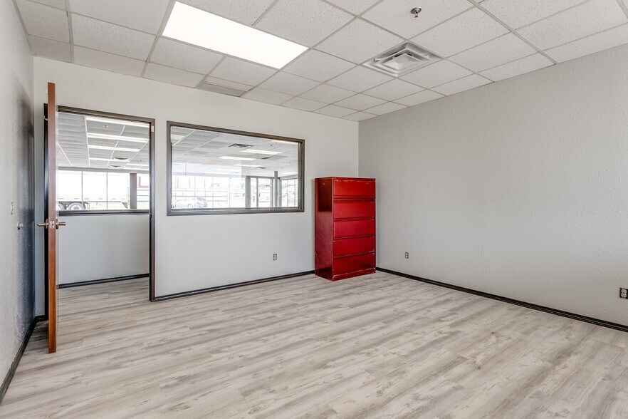 More Photos Of 3500 NW 39th St, Oklahoma City Office For Sale