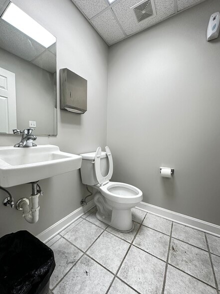More Photos Of 406 Blankenbaker Pky, Louisville Office For Sale