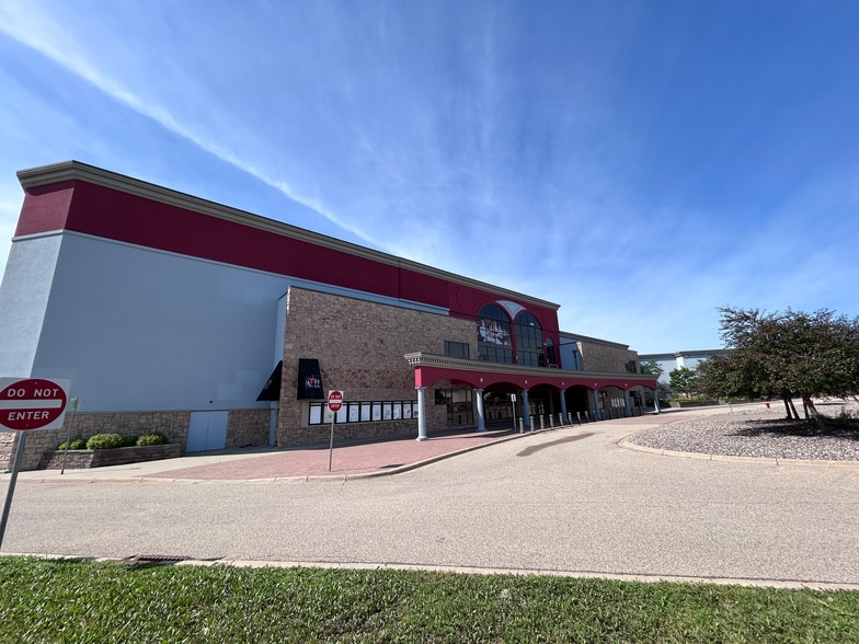 Primary Photo Of 14401 Burnhaven Dr, Burnsville Movie Theatre For Lease