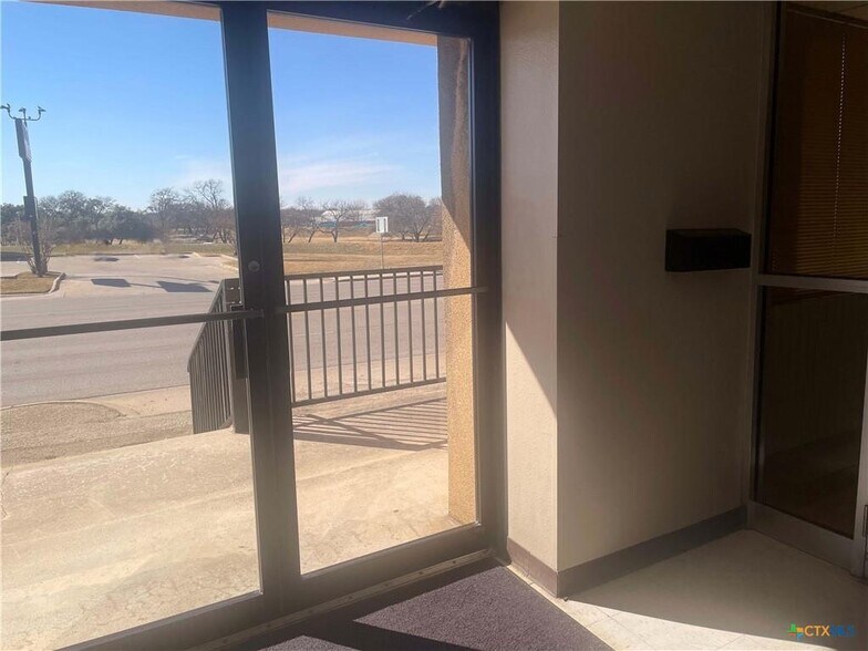 More Photos Of 1305 S Key Ave, Lampasas Office For Sale