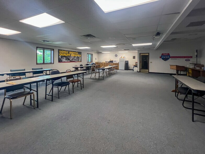 More Photos Of 1906 N Peach Ave, Marshfield Warehouse For Lease