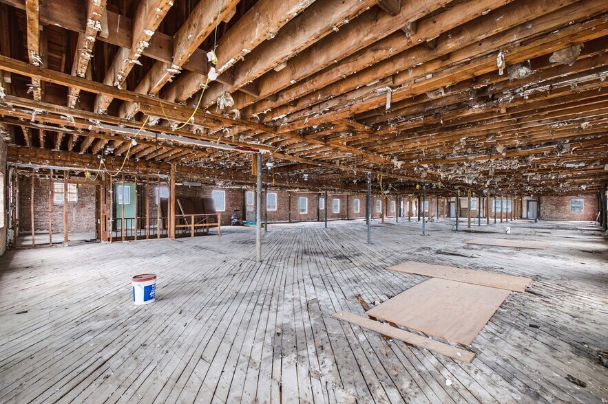 More Photos Of 1 Public Square Red Boiling Springs Sq, Lafayette Showroom For Sale