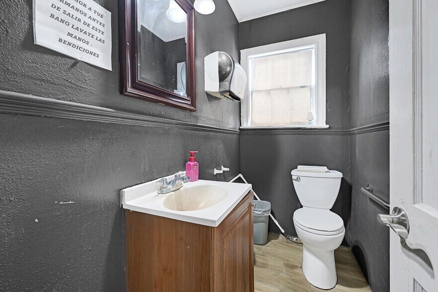 More Photos Of 1710 Cypress Creek Pkwy, Houston Office For Sale