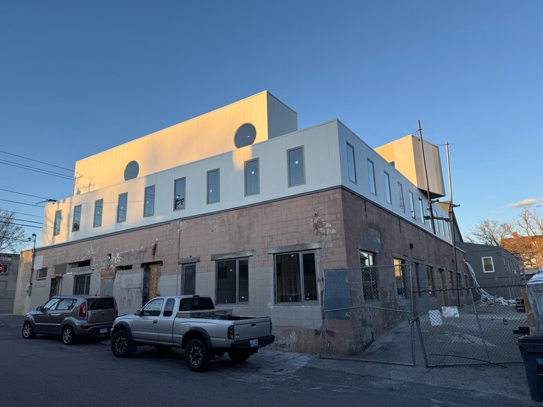 More Photos Of 536-540 Smith St, Providence Light Manufacturing For Sale