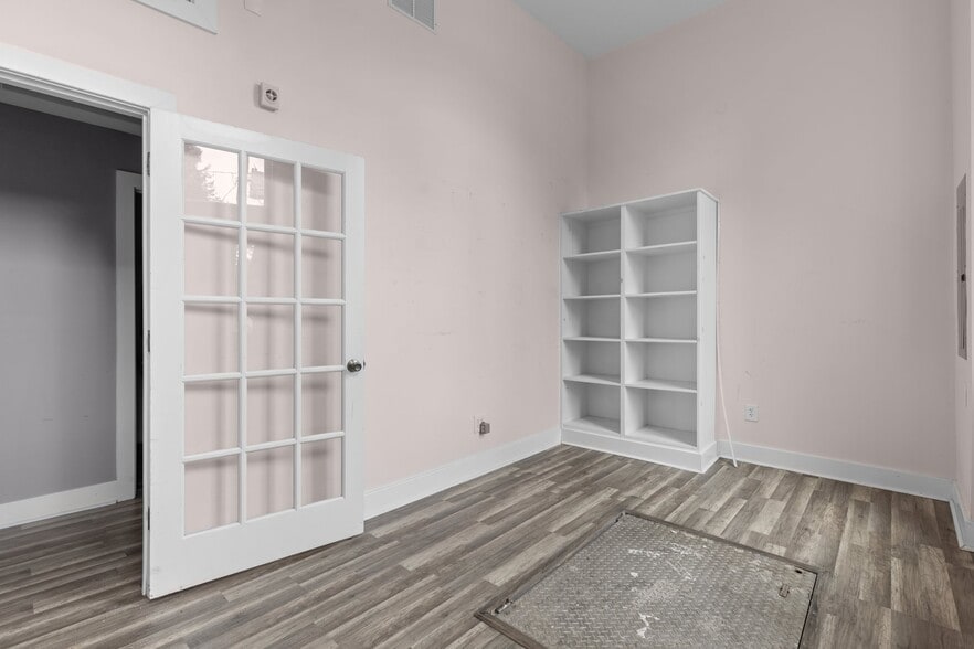 More Photos Of 132 S Main St, Warrenton Storefront For Sale