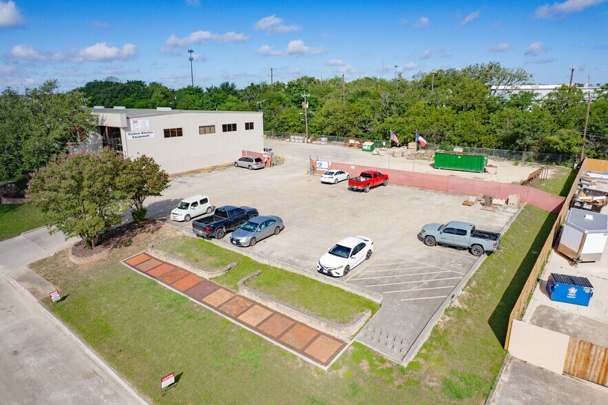 More Photos Of 16119 College Oak, San Antonio Showroom For Lease