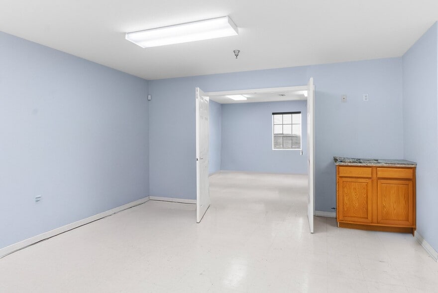 More Photos Of 7044 Commercial Way, Weeki Wachee Office For Sale