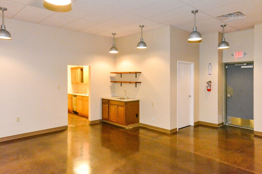 More Photos Of 15506 Highway 5, Cabot Storefront For Lease