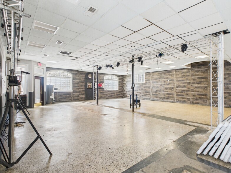 More Photos Of 1800 W Pershing Rd, Chicago Restaurant For Lease