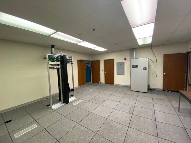 More Photos Of 201 Devonshire Dr, Champaign Medical For Lease
