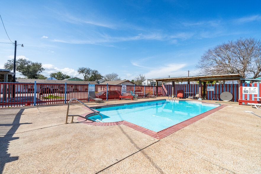 More Photos Of 309 S Fulton Beach Rd, Rockport Hotel For Sale