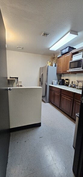 More Photos Of 325 W Melinda Ln, Phoenix Manufacturing For Lease