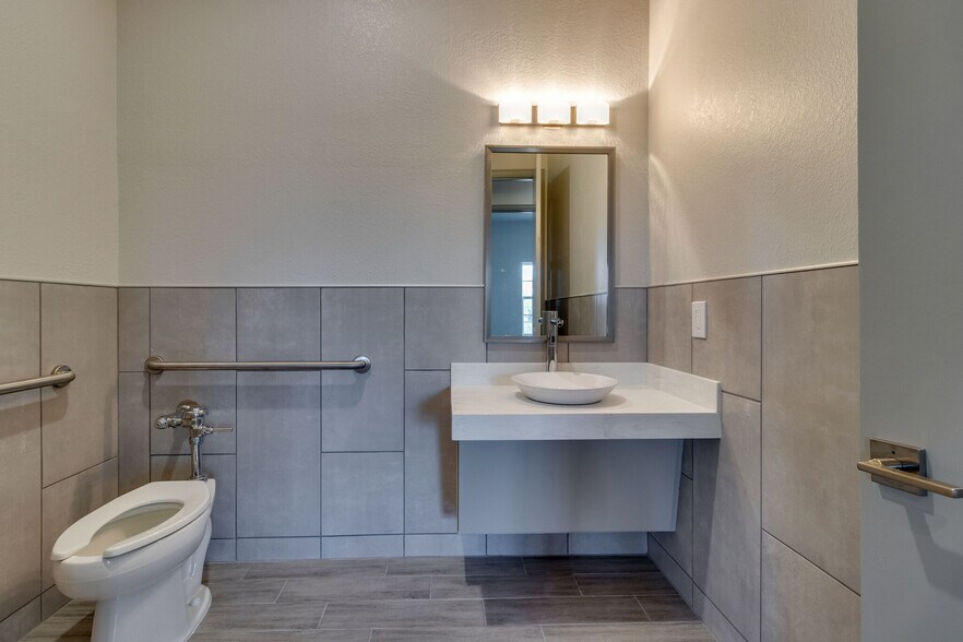 More Photos Of 5802 Watauga Rd, Watauga Medical For Sale