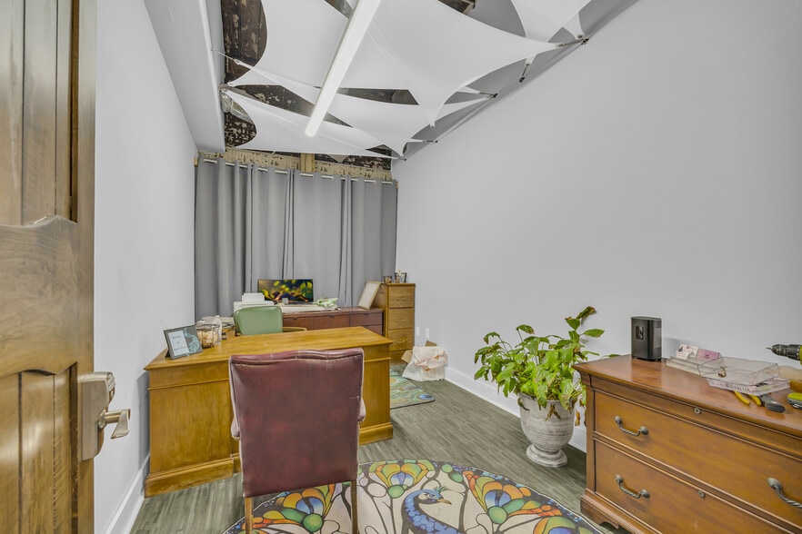 More Photos Of 1642 S Broad St, Commerce General Retail For Lease