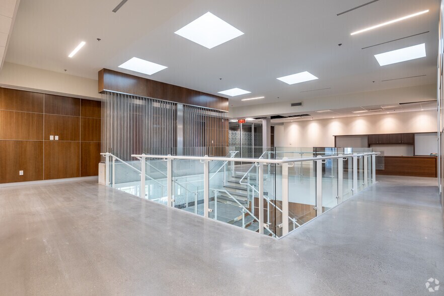 More Photos Of 4915 Rue Louis B Mayer, Laval Warehouse For Lease