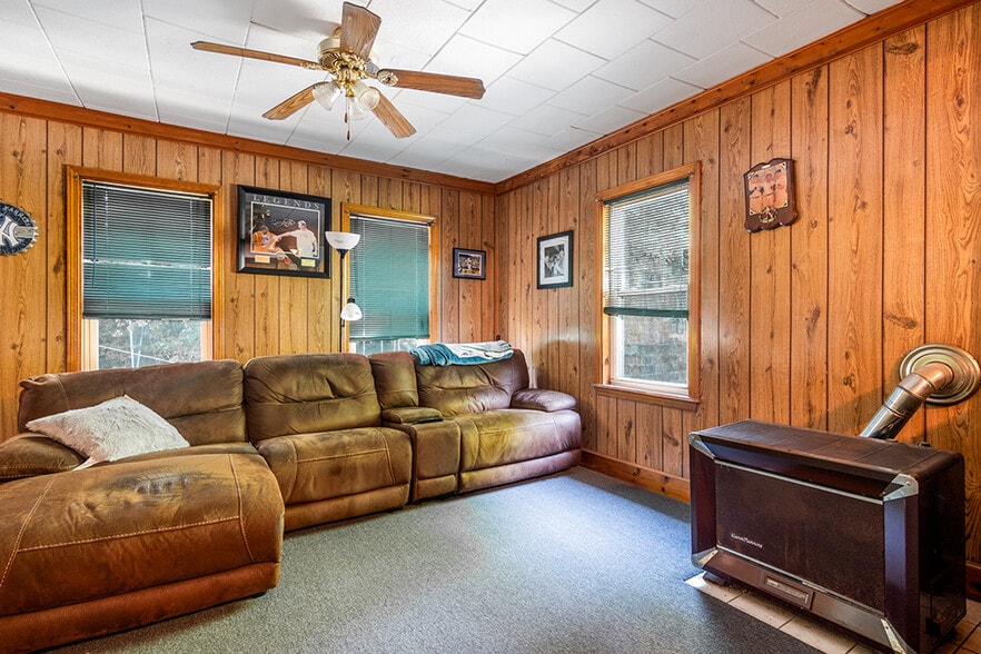 More Photos Of 104 Canal St, Blackstone Bar For Sale