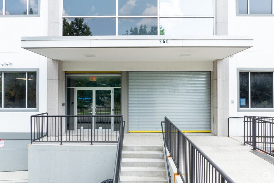 More Photos Of 250 E Sandford Blvd, Mount Vernon Warehouse For Lease