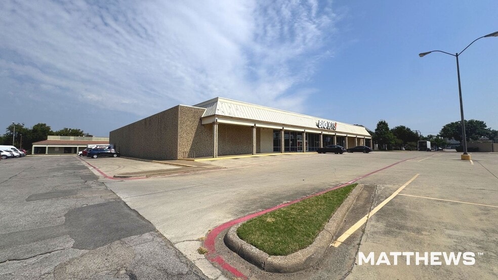 Primary Photo Of 2865 Valley View Ln, Dallas Freestanding For Lease