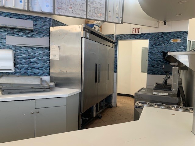 More Photos Of 13783 W Oasis Service Rd, Lake Forest Freestanding For Lease