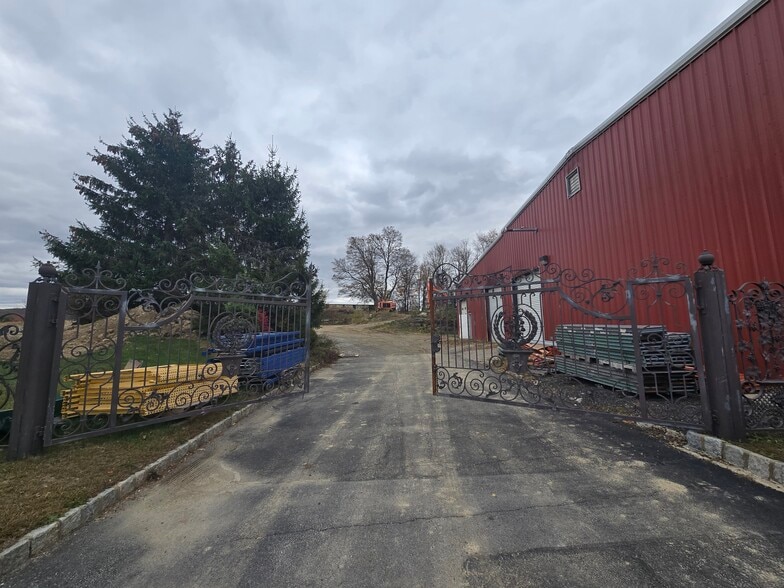 More Photos Of 14 Park Dr, Franklin Warehouse For Lease