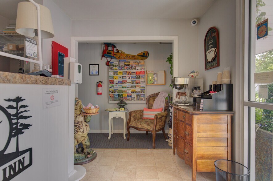 More Photos Of 17 Wilder St, Conway Hotel For Sale