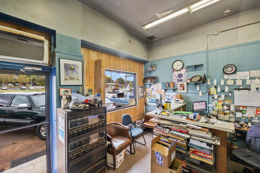 More Photos Of 6212 Kingston Pike, Knoxville Auto Repair For Sale