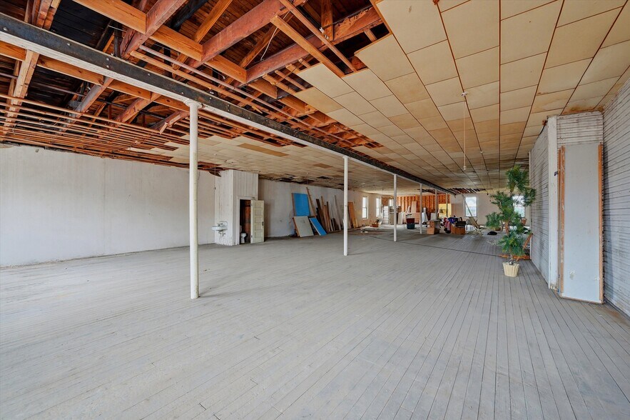 More Photos Of 321 N Main St, Bonham General Retail For Sale