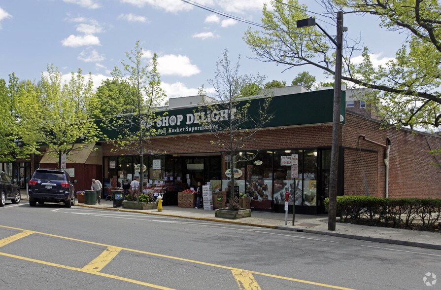 More Photos Of 4 Welwyn Rd, Great Neck Storefront For Lease