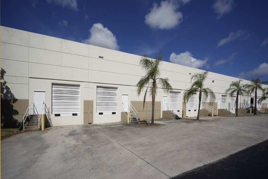 More Photos Of 700-710 S Military Trl, Deerfield Beach Warehouse For Lease