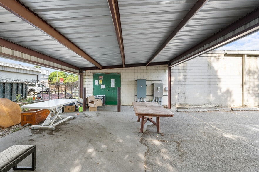 More Photos Of 6 Television Cir, Savannah Freestanding For Lease
