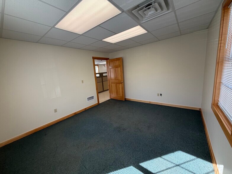 More Photos Of 1667 White Mountain Hwy, Sanbornville Showroom For Sale