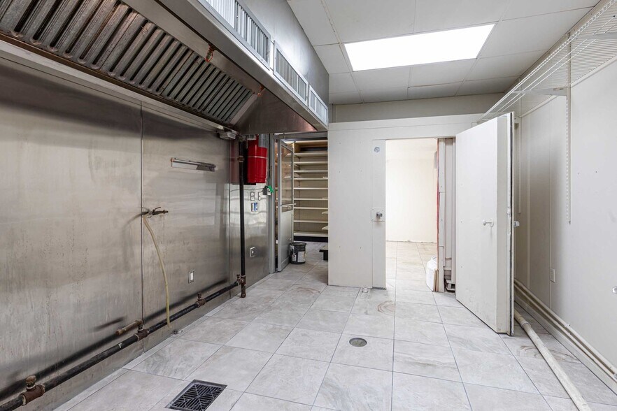 More Photos Of 7635 Ley Rd, Houston Freestanding For Sale