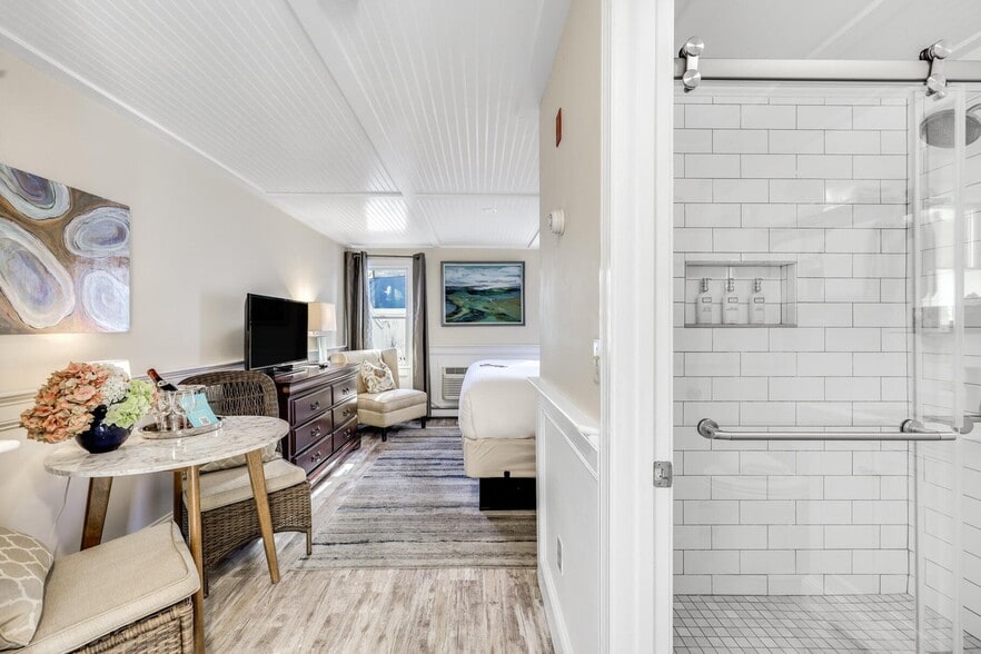 More Photos Of 7 Central St, Provincetown Hotel For Sale