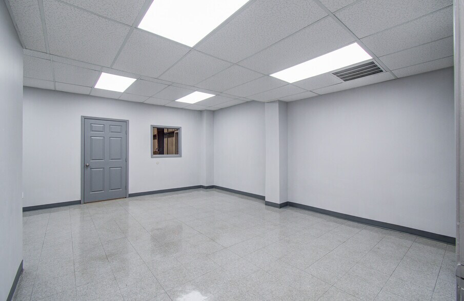 More Photos Of 8730 Ley Rd, Houston Warehouse For Lease