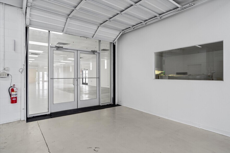 More Photos Of 1700 W Grant Rd, Tucson Showroom For Sale