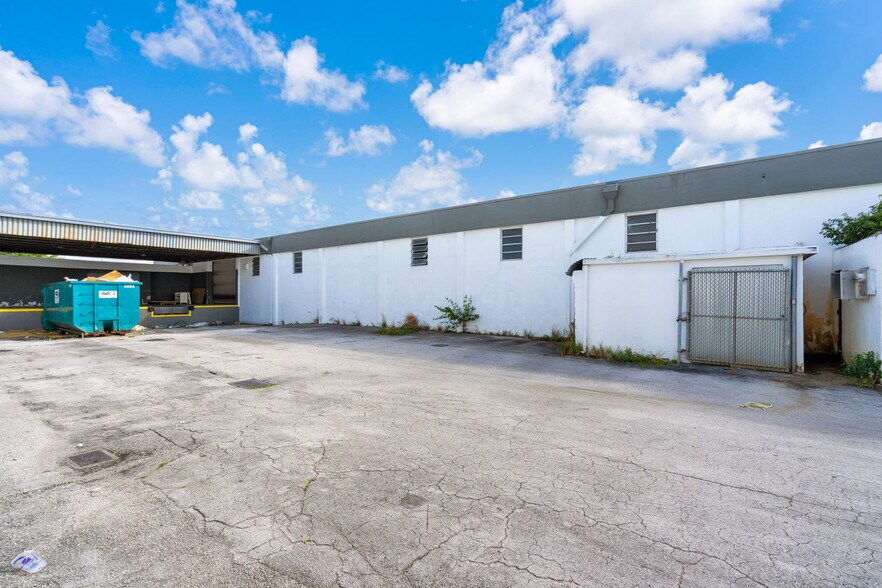 More Photos Of 3925 E 10th Ct, Hialeah Warehouse For Lease